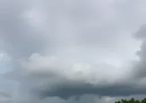 céu muito nublado com tempestades localizadas