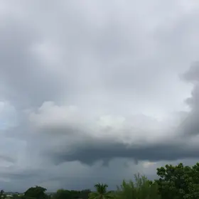 céu muito nublado com tempestades localizadas