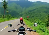 passageiro viaja de moto sentado em saca de caroços de açaí